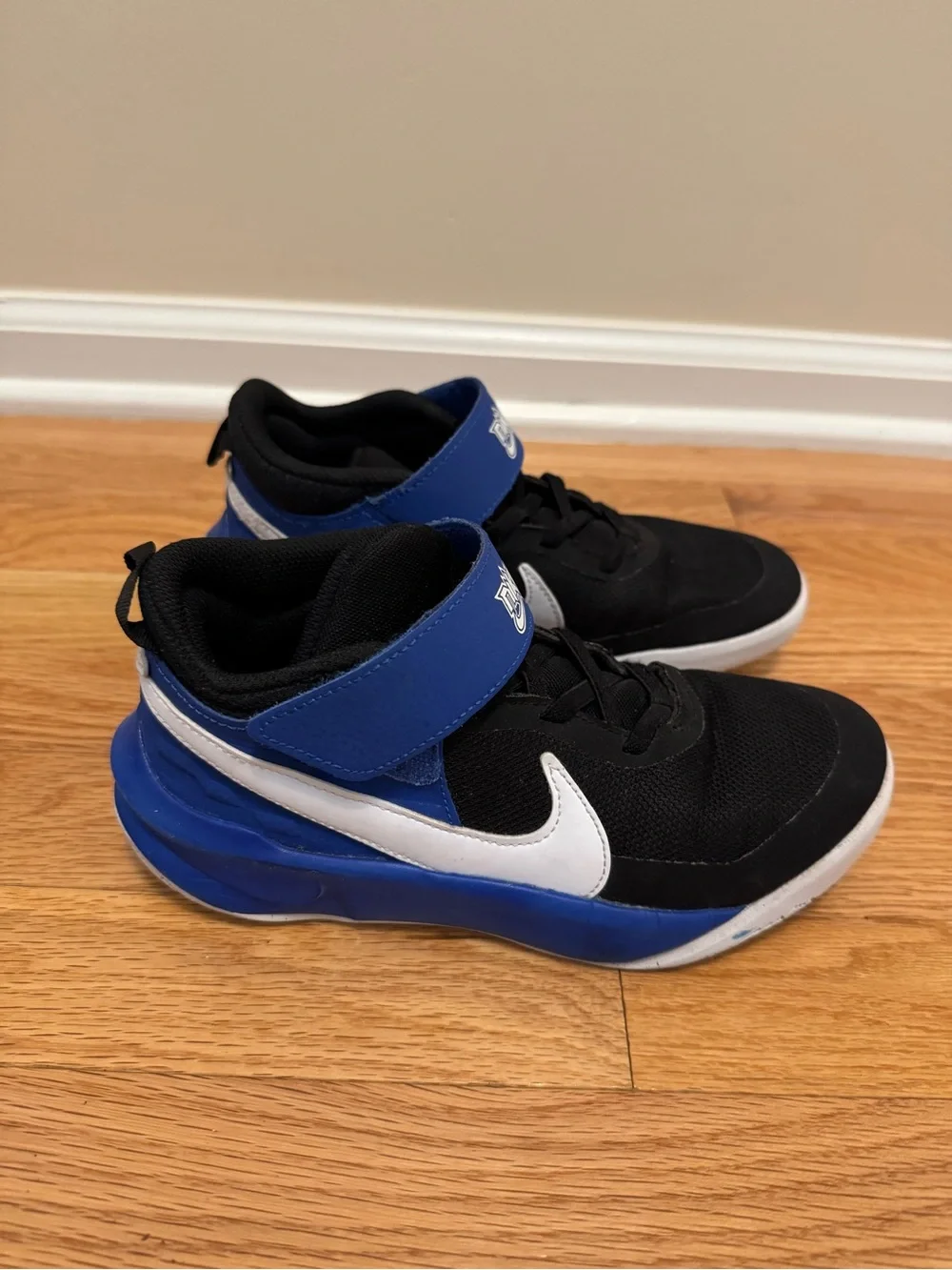 Nike Kids Team Hustle D 10 Basketball shoes - Size 3Y